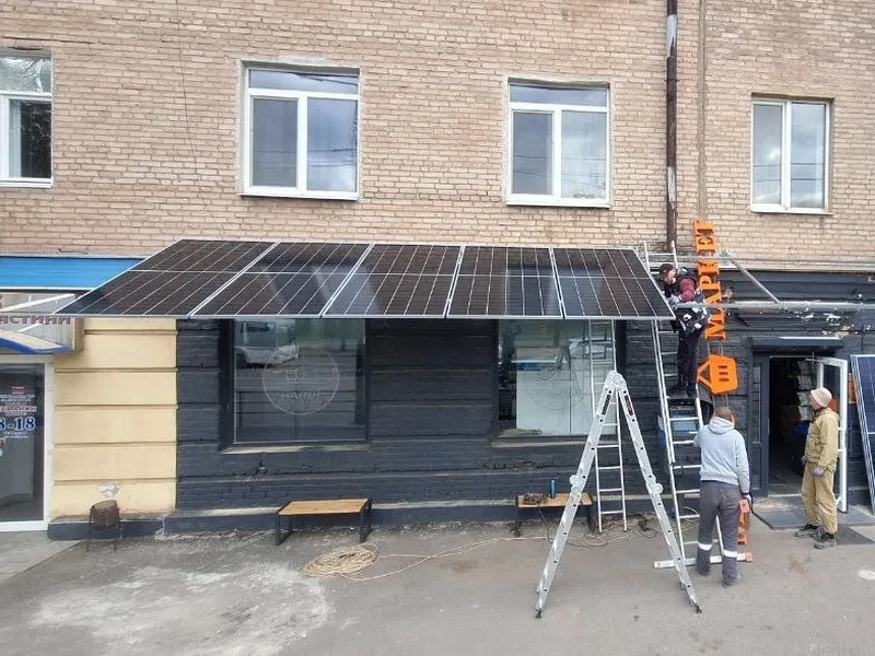 Сонячна електростанція — Магазин, Панелі на козирку над входом, Кривий Ріг